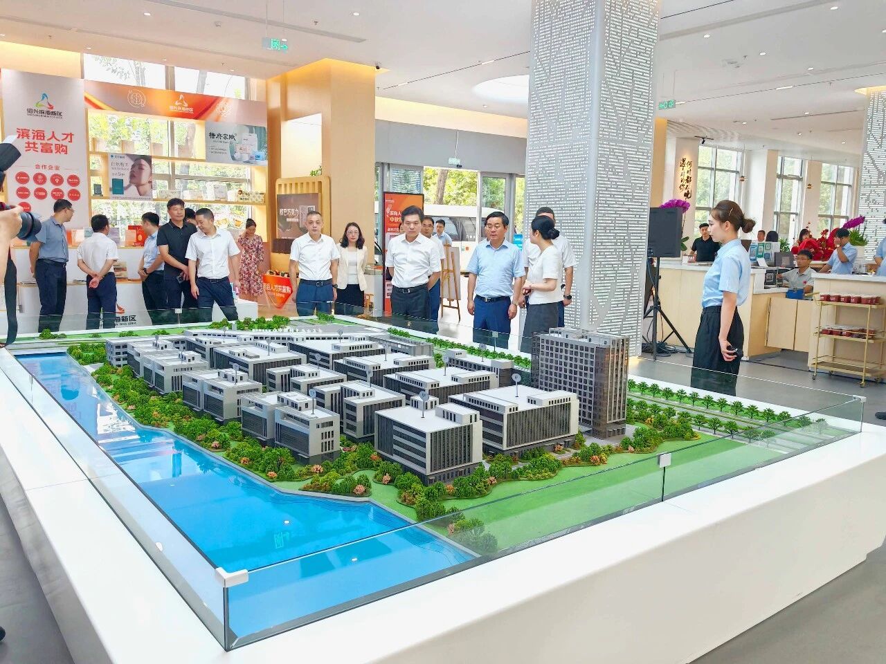 绍兴市委书记施惠芳考察兴发友邦智创科技园“名士之家”综合服务体